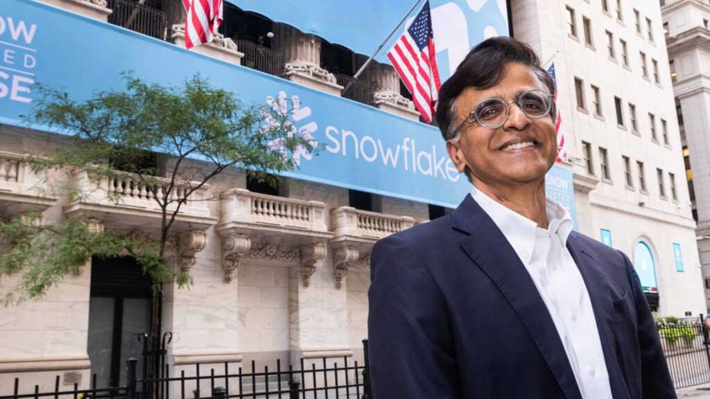 Snowflake rockets 35% on earnings beat, will spend $6B on Amazon cloud