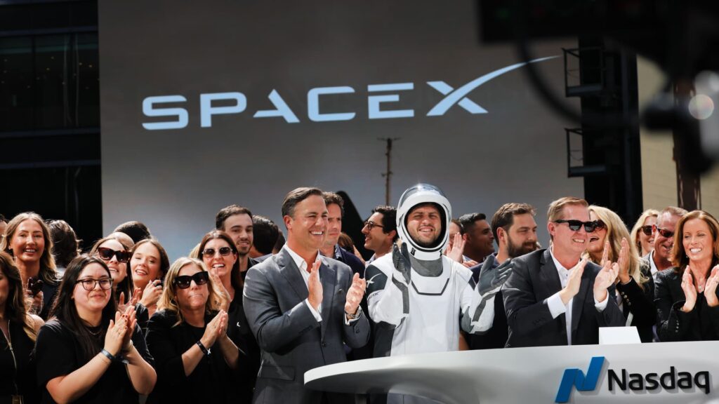 SpaceX makes bond sale days after record IPO, discloses cash pile