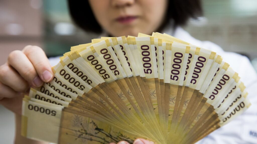 South Korea chip workers’ bonuses puts central bank on inflation alert