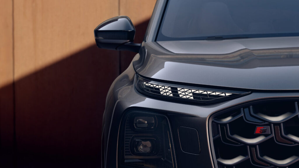 Here’s Audi’s next Q7 SUV and US-only SQ7, now with an RS V8