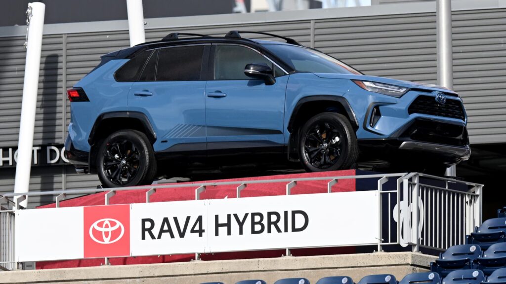 Automakers report mixed U.S. sales results as hybrids drive growth