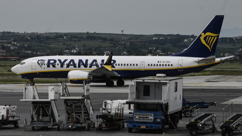 Ryanair profit slumps 34% as airlines brace for ‘difficult winter’