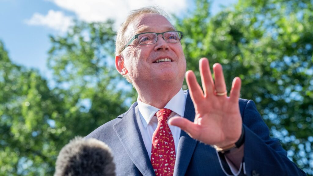 Hassett: No excuse to raise rates, Warsh will push Fed to right answer