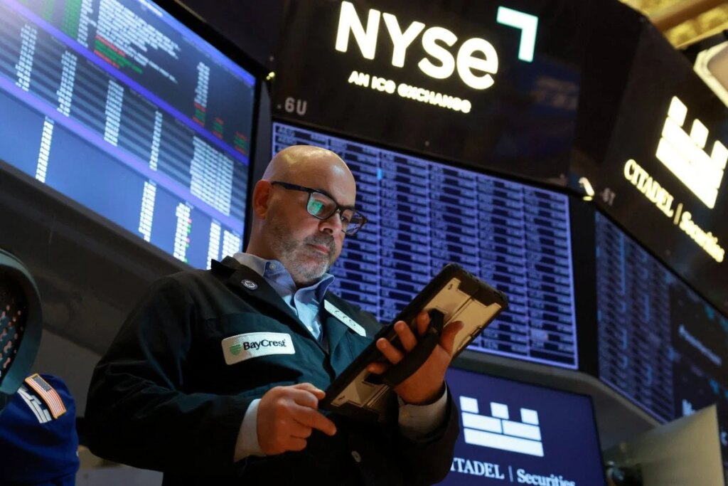 Wall St futures dip as traders assess AI boom, fresh Iran tensions By Investing.com
