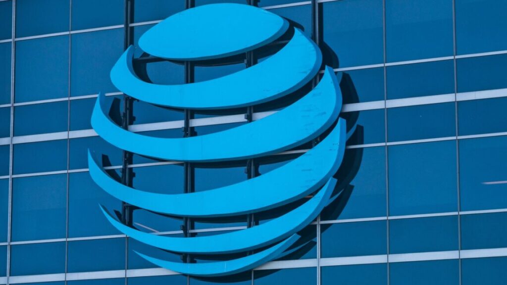 AT&T loses key ruling in bid to stop offering basic phone service in California